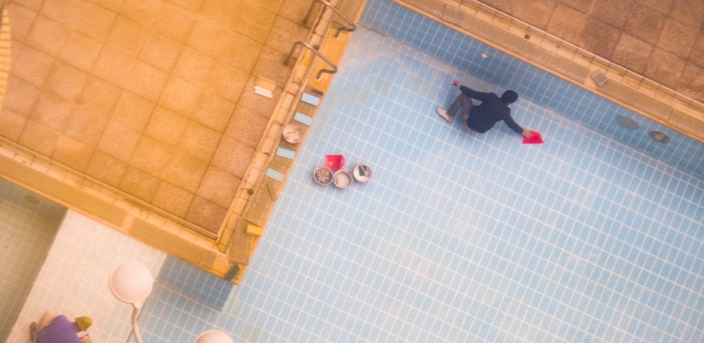 swimming-pool-cleaning-2022-08-01-01-19-57-utc pulizia e ristrutturazione di una piscina con bonus piscina 2022